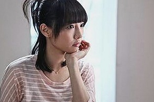 张艺兴直播间突发状况引热议：粉丝纷纷猜测幕后原因