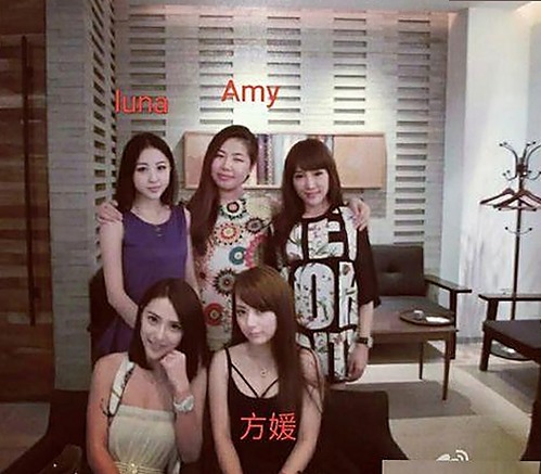 张艺兴直播间突发状况引热议：粉丝纷纷猜测幕后原因