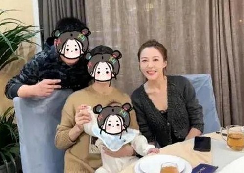 姐姐新作引发热议：性感包臀裙配黑丝，高潮瞬间喷涌而出🔥